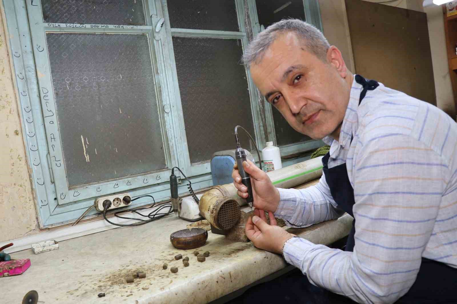 Ustasından Türkiye’de bir ilk: Balık taneli Oltu taşı tespihi yaptı 7 ustasindan turkiyede bir ilk balik taneli oltu tasi tespihi yapti 3