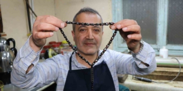 ustasindan-turkiyede-bir-ilk-balik-taneli-oltu-tasi-tespihi-yapti-rrAbNJ28.jpg