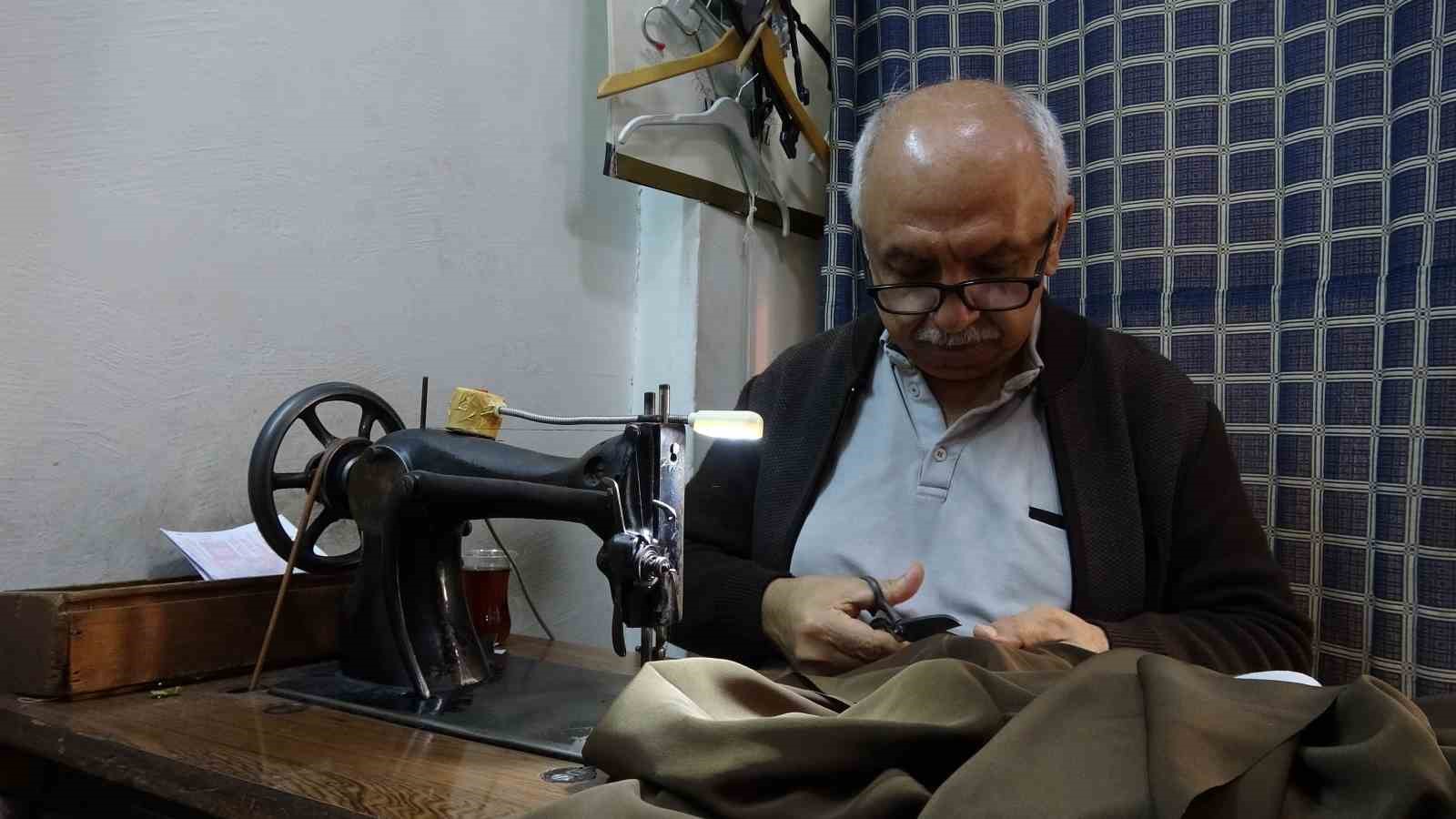 ustasinin emaneti 75 yillik makineyle 50 yildir terzilik yapiyor 0 qaCBs2Ik