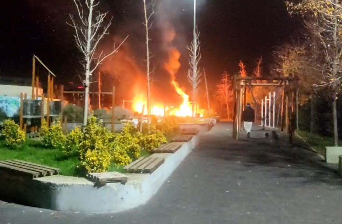 usumemek icin ates yaktilar cocuk parkini kule cevirdiler 1 ZCeFIcKH