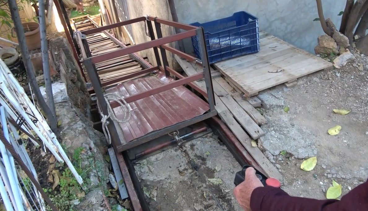 uvey oglum demedi engelli ogluna egitimi icin hamallik yaparak evine rayli sistem kurdu 2 H964ILXR
