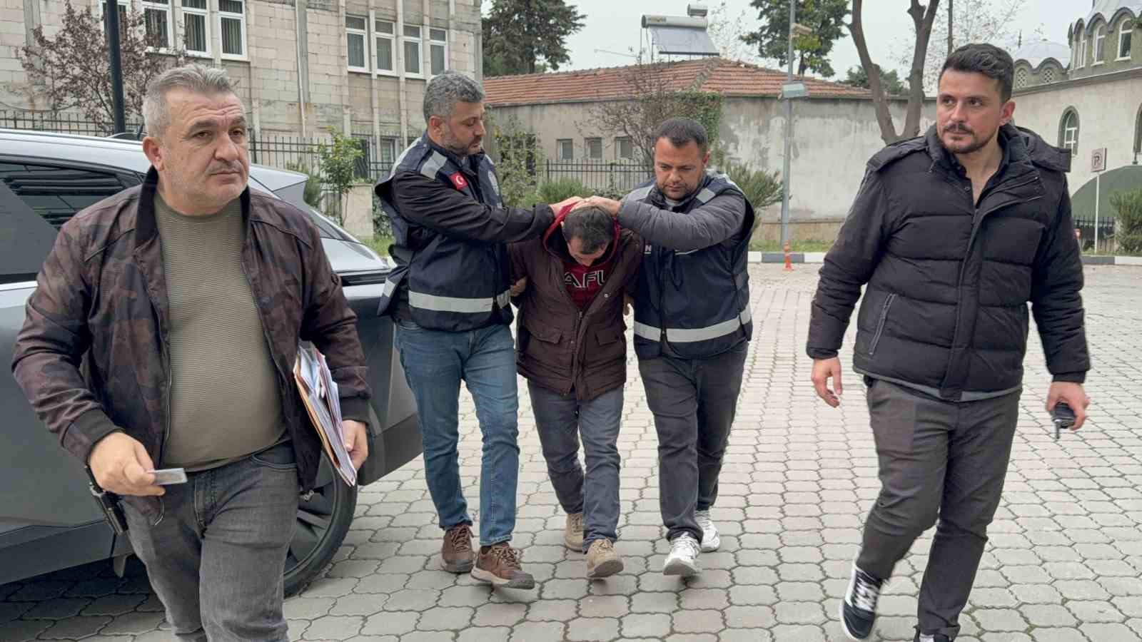 uvey oglunu bicaklayarak oldurdu 0