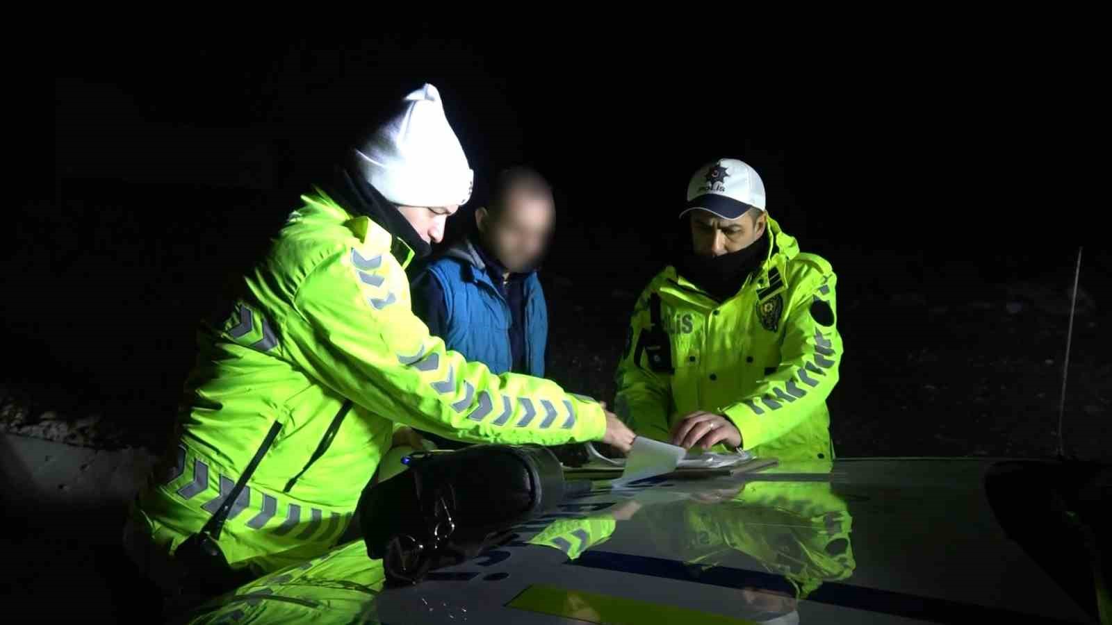 Uygulama noktasına gelmeden otomobilini park etti, sürücünün kendisi olmadığını iddia etti 4 uygulama noktasina gelmeden otomobilini park etti surucunun kendisi olmadigini iddia etti 0 uVylp1GW