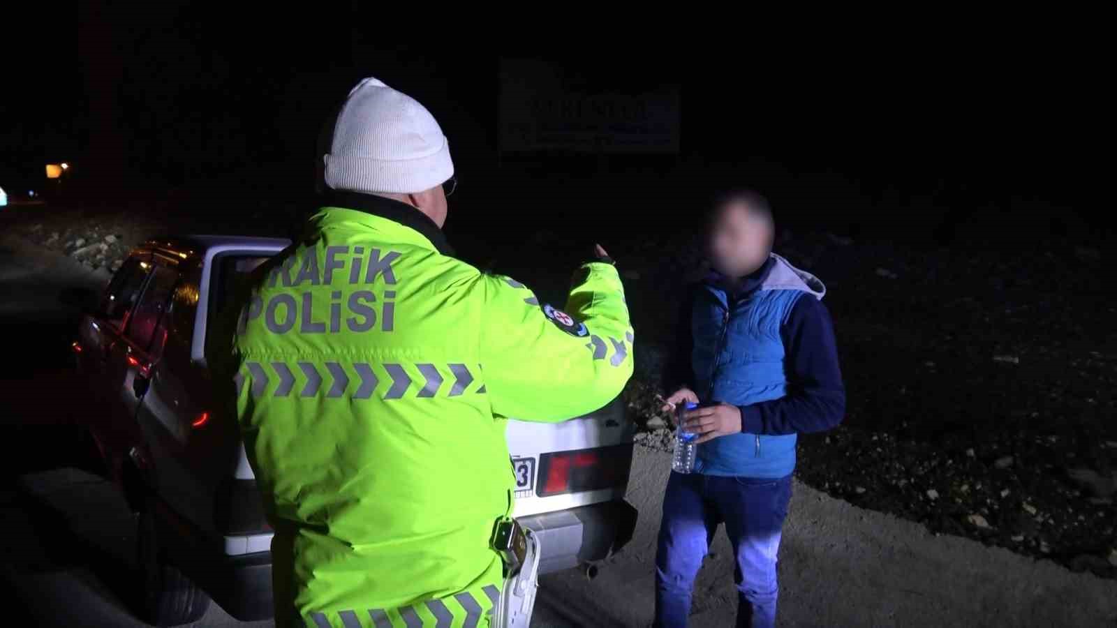 Uygulama noktasına gelmeden otomobilini park etti, sürücünün kendisi olmadığını iddia etti 6 uygulama noktasina gelmeden otomobilini park etti surucunun kendisi olmadigini iddia etti 2 GDRlMbSe
