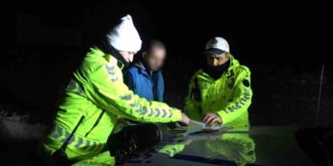 uygulama-noktasina-gelmeden-otomobilini-park-etti-surucunun-kendisi-olmadigini-iddia-etti-PqH9YVSx.jpg