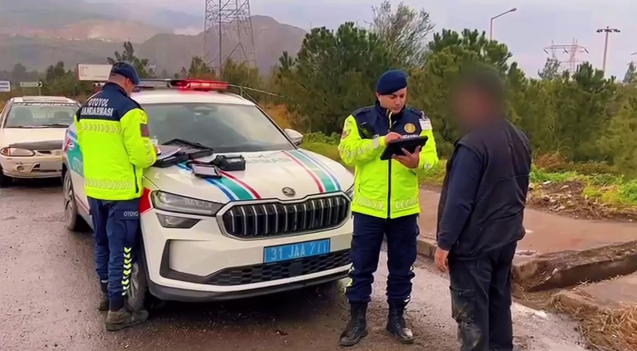 uygulama noktasina girmemek icin otoyolda geri geri giden surucu dron kamerasina yakalandi 2 lve9mvDl