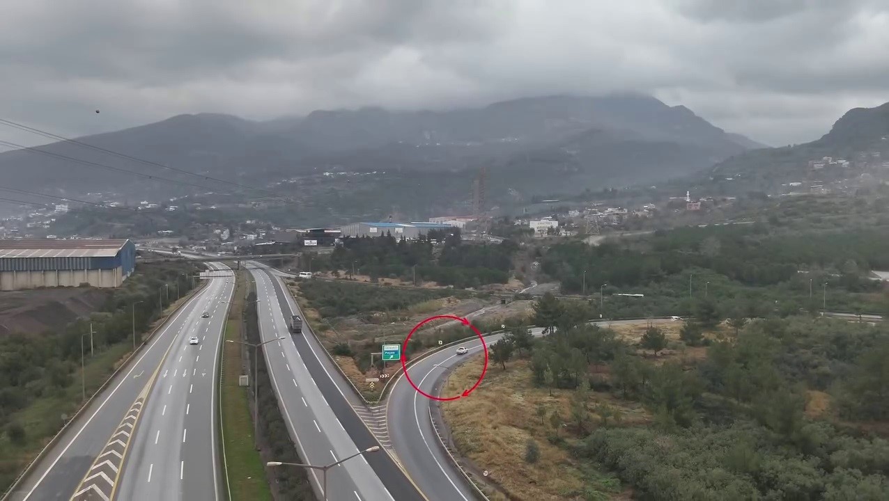 uygulama noktasina girmemek icin otoyolda geri geri giden surucu dron kamerasina yakalandi 3
