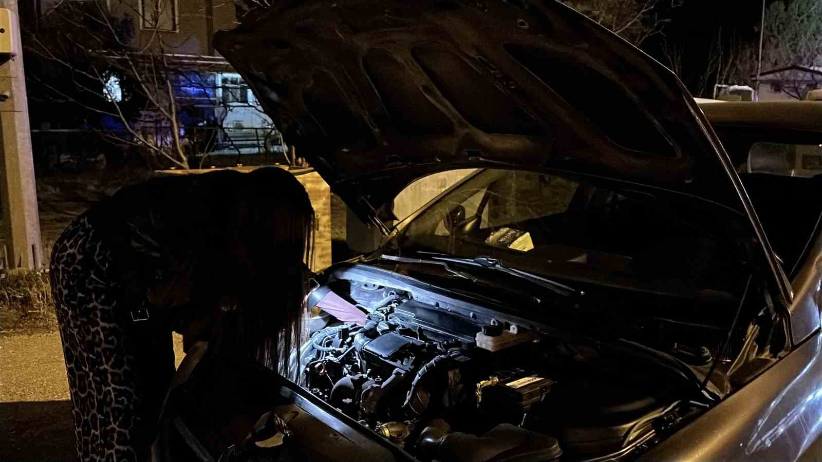 uygulama noktasinda arizalanan otomobilin yardimina uygulamada durdurulan genc kadin usta kostu 0 uyngEZSM