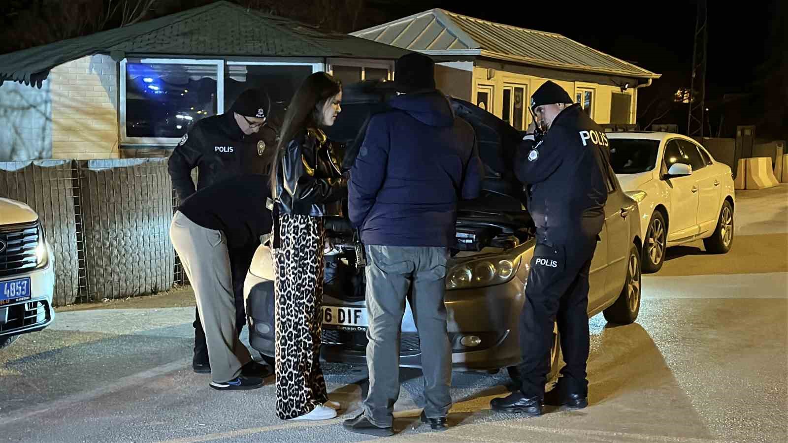 uygulama noktasinda arizalanan otomobilin yardimina uygulamada durdurulan genc kadin usta kostu 1