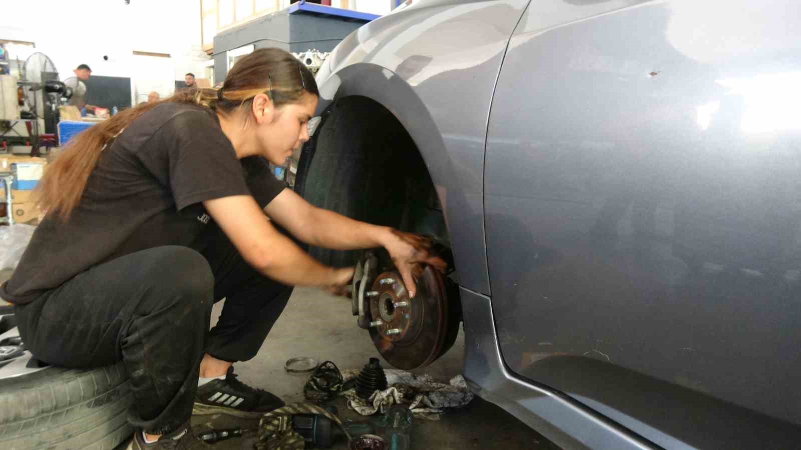 uygulama noktasinda arizalanan otomobilin yardimina uygulamada durdurulan genc kadin usta kostu 2 4kMWStBQ