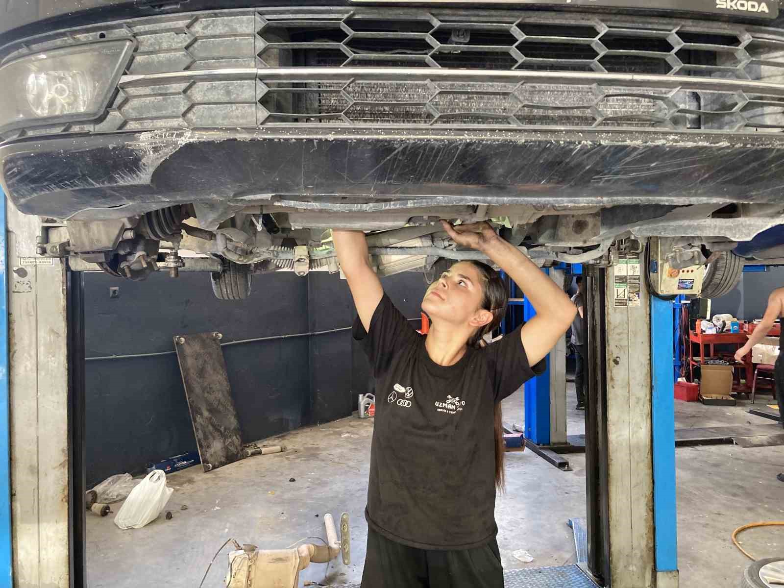 uygulama noktasinda arizalanan otomobilin yardimina uygulamada durdurulan genc kadin usta kostu 4 cB96R6ap