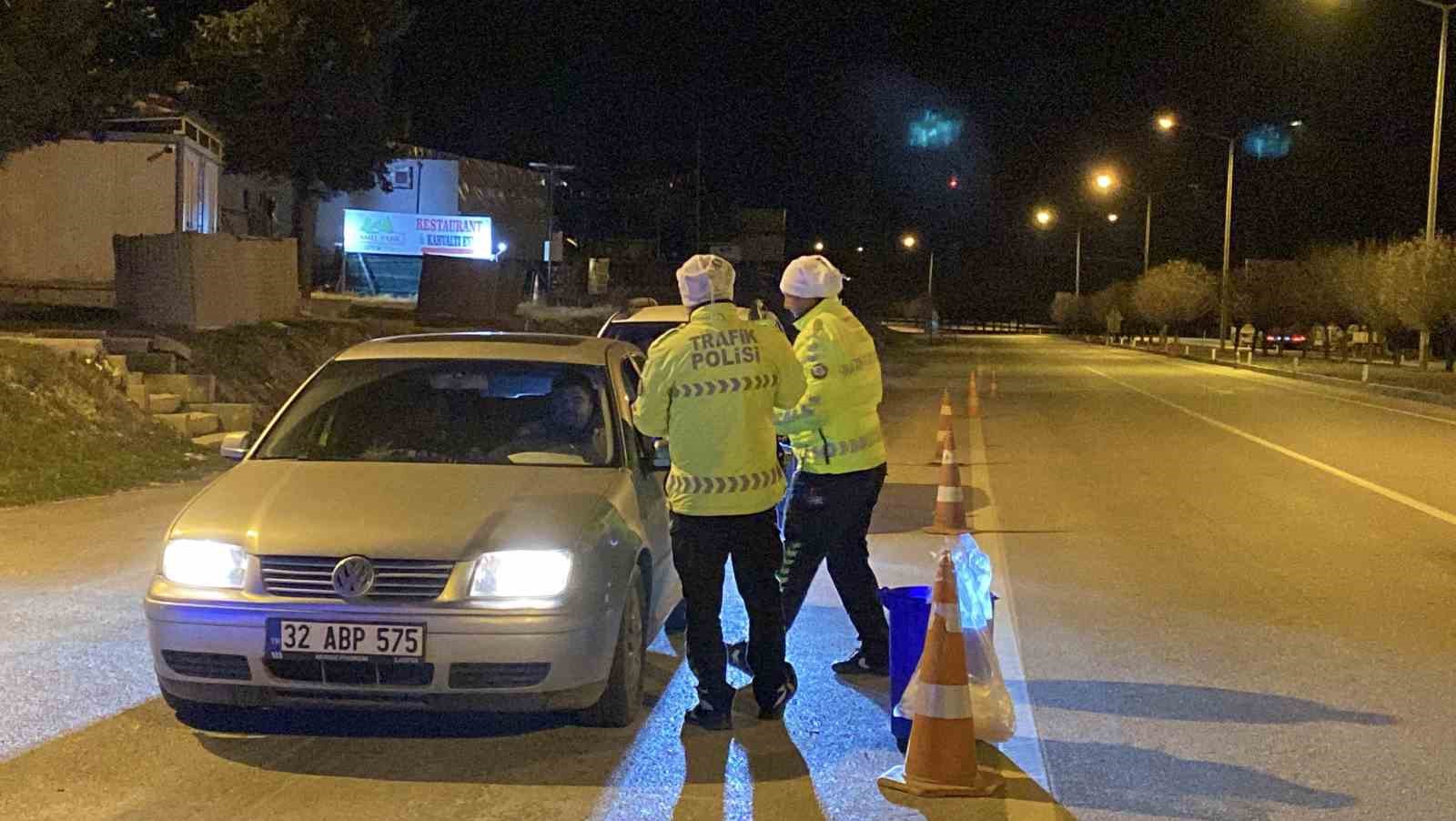 uygulama noktasindan kacan tir surucusunun ehliyetsiz oldugu ve arandigi ortaya cikti 3