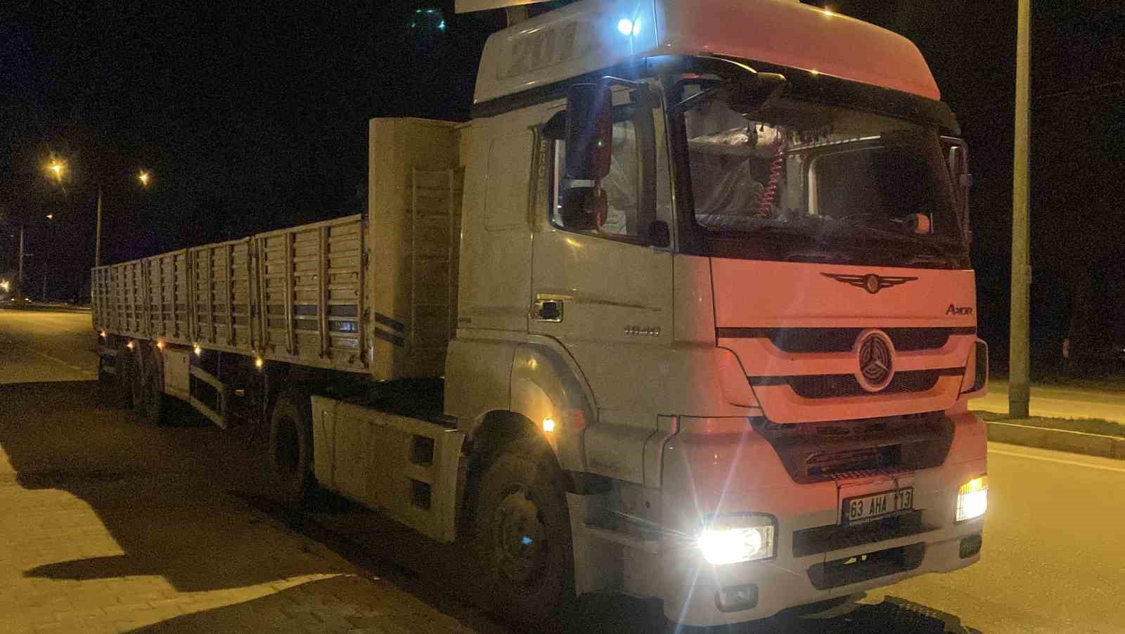 uygulama noktasindan kacan tir surucusunun ehliyetsiz oldugu ve arandigi ortaya cikti 4 AIbkutFM