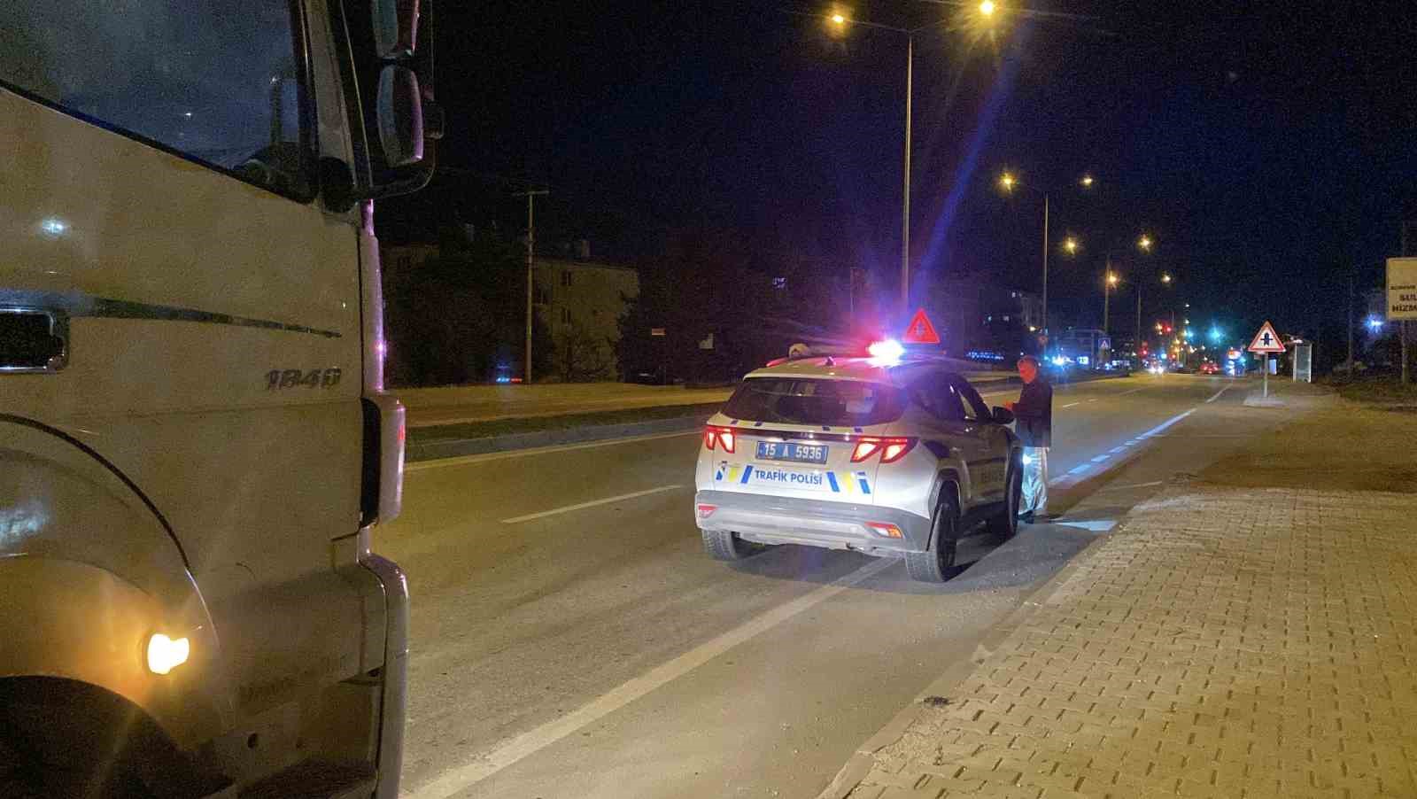 uygulama noktasindan kacan tir surucusunun ehliyetsiz oldugu ve arandigi ortaya cikti 5