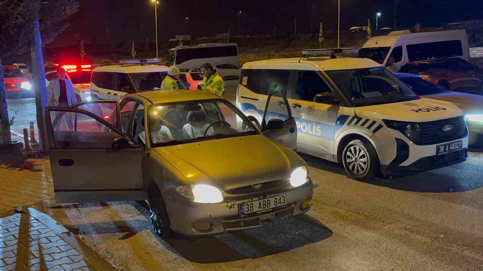 Uygulamada görevli polise çarpıp kaçtılar: 4 gözaltı 4 uygulamada gorevli polise carpip kactilar 4 gozalti 0 tg46VYKY