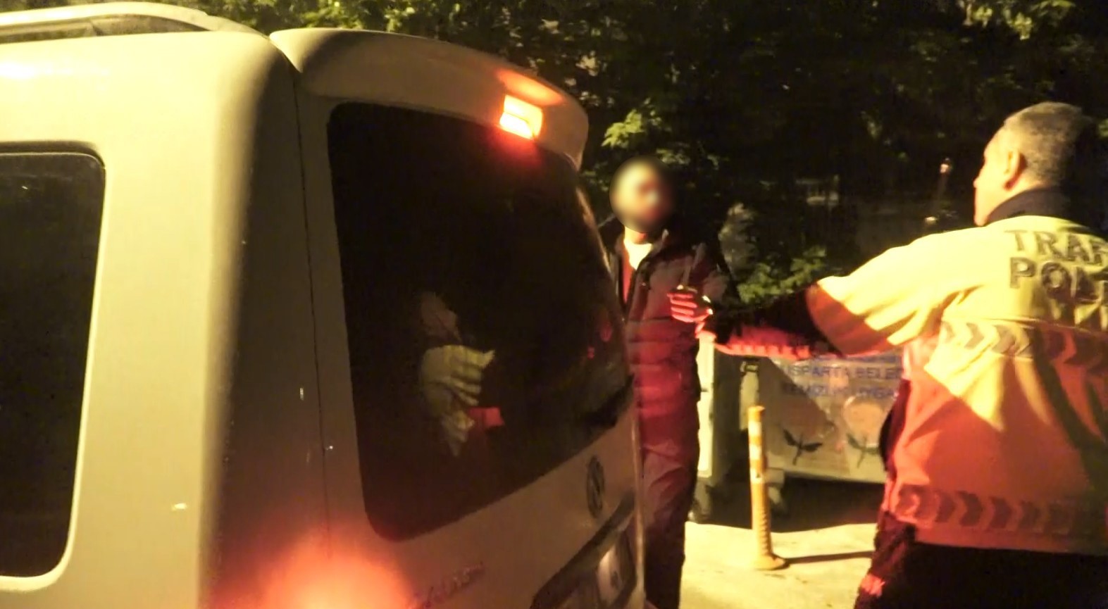 uygulamada goruntu alan gazetecinin uzerine yurudu cekme beni senin donuna kadar alirim 4 uZQSjJi8