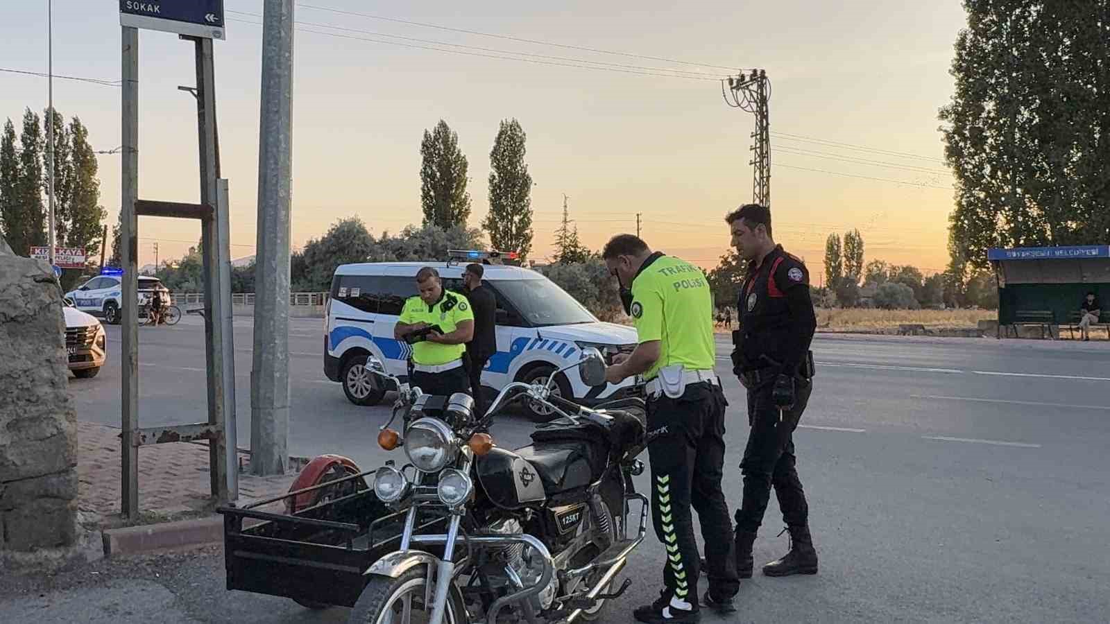 Uygulamada kimlik kontrolü yapılan çocuğun babası ekiplere mukavemet gösterdi 4 uygulamada kimlik kontrolu yapilan cocugun babasi ekiplere mukavemet gosterdi 0 IYsaBMiM