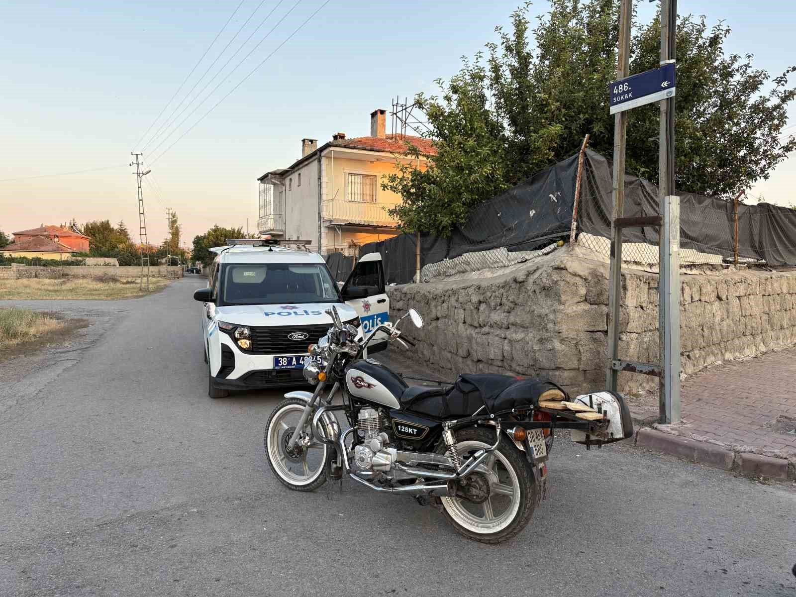 Uygulamada kimlik kontrolü yapılan çocuğun babası ekiplere mukavemet gösterdi 5 uygulamada kimlik kontrolu yapilan cocugun babasi ekiplere mukavemet gosterdi 1 PDmXlUrp