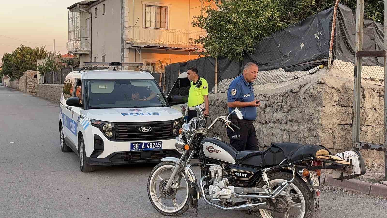 Uygulamada kimlik kontrolü yapılan çocuğun babası ekiplere mukavemet gösterdi 6 uygulamada kimlik kontrolu yapilan cocugun babasi ekiplere mukavemet gosterdi 2 46XwHKFU