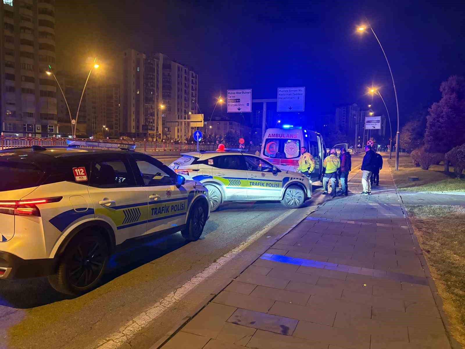 Uygulamadan polise çarpıp kaçtı, şüphelinin aracı 1 kilometre uzaklıkta park halinde bulundu 5 uygulamadan polise carpip kacti suphelinin araci 1 kilometre uzaklikta park halinde bulundu 1 llJGVXkr