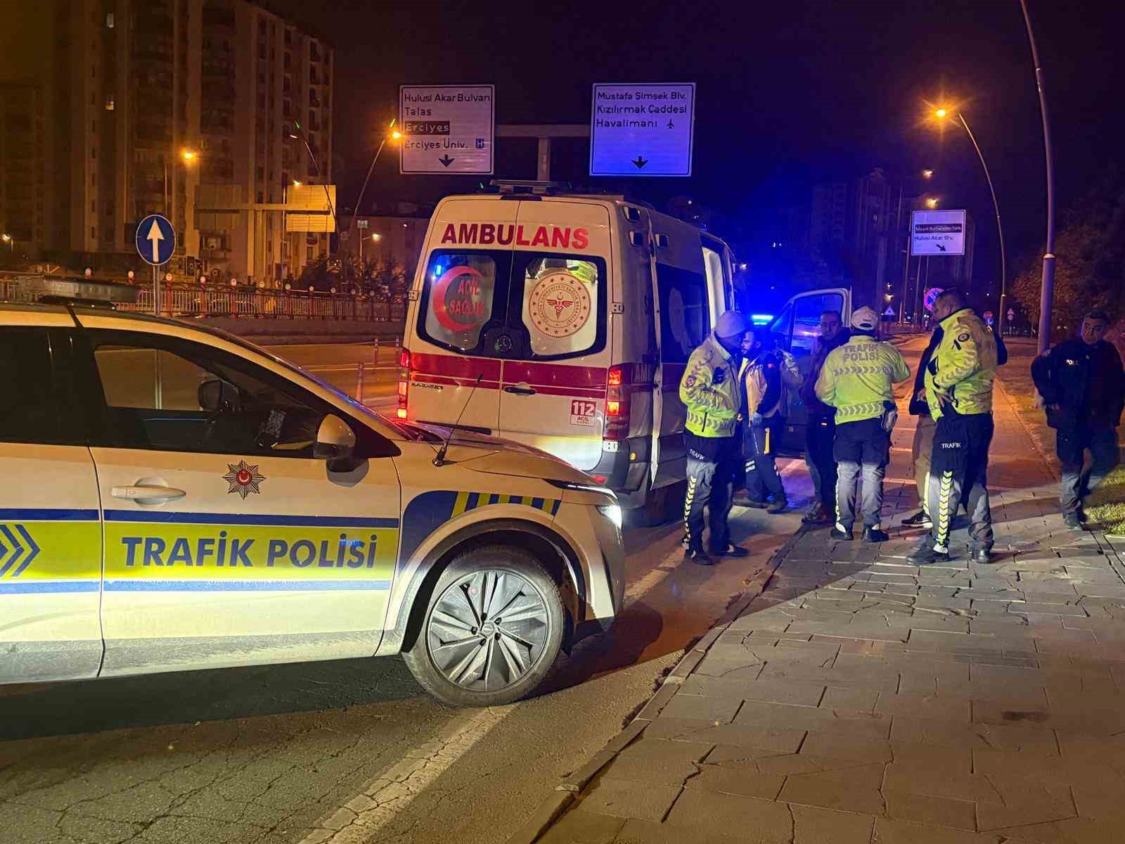 Uygulamadan polise çarpıp kaçtı, şüphelinin aracı 1 kilometre uzaklıkta park halinde bulundu 6 uygulamadan polise carpip kacti suphelinin araci 1 kilometre uzaklikta park halinde bulundu 2 NYICNRpf