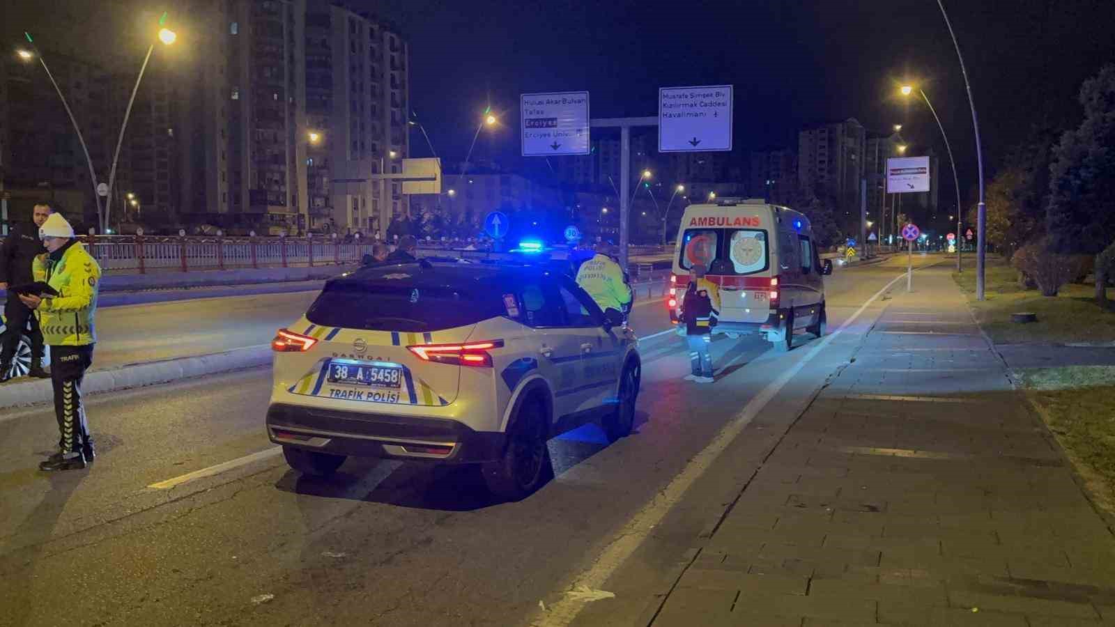 Uygulamadan polise çarpıp kaçtı, şüphelinin aracı 1 kilometre uzaklıkta park halinde bulundu 7 uygulamadan polise carpip kacti suphelinin araci 1 kilometre uzaklikta park halinde bulundu 3 OAFKSyI2