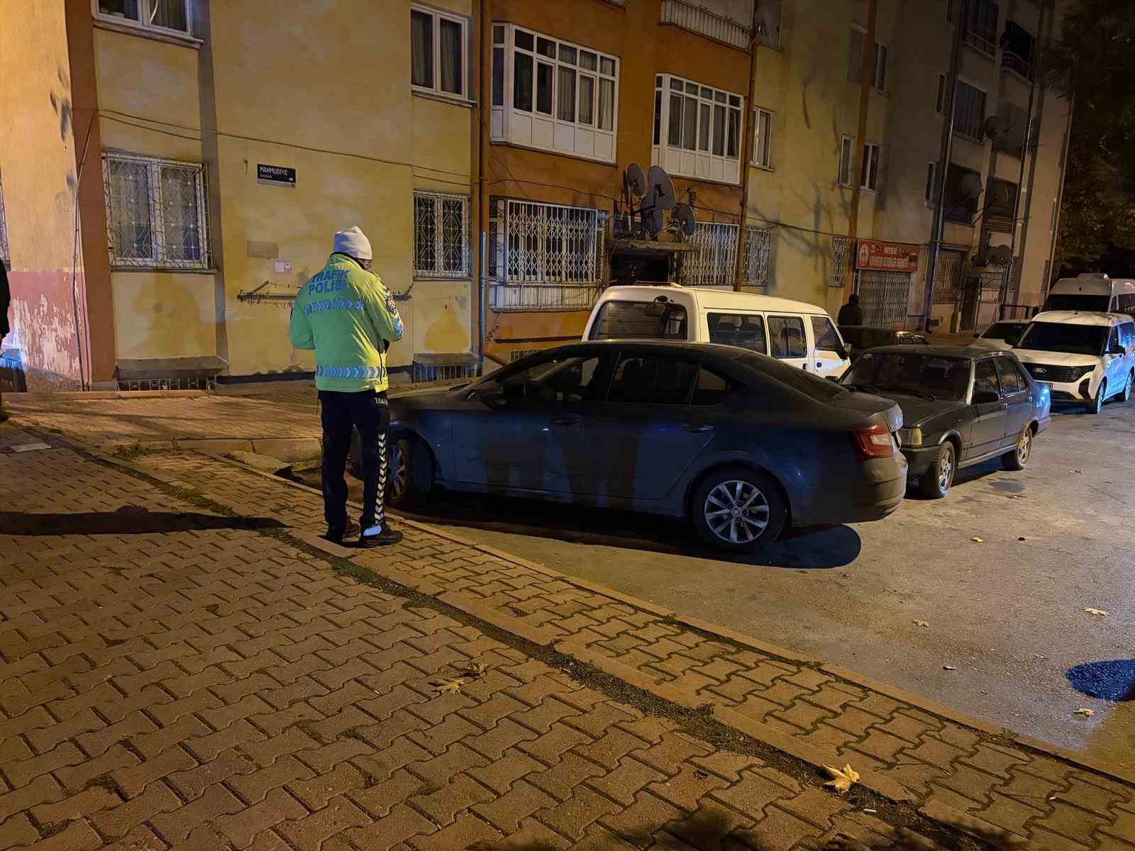 Uygulamadan polise çarpıp kaçtı, şüphelinin aracı 1 kilometre uzaklıkta park halinde bulundu 8 uygulamadan polise carpip kacti suphelinin araci 1 kilometre uzaklikta park halinde bulundu 4