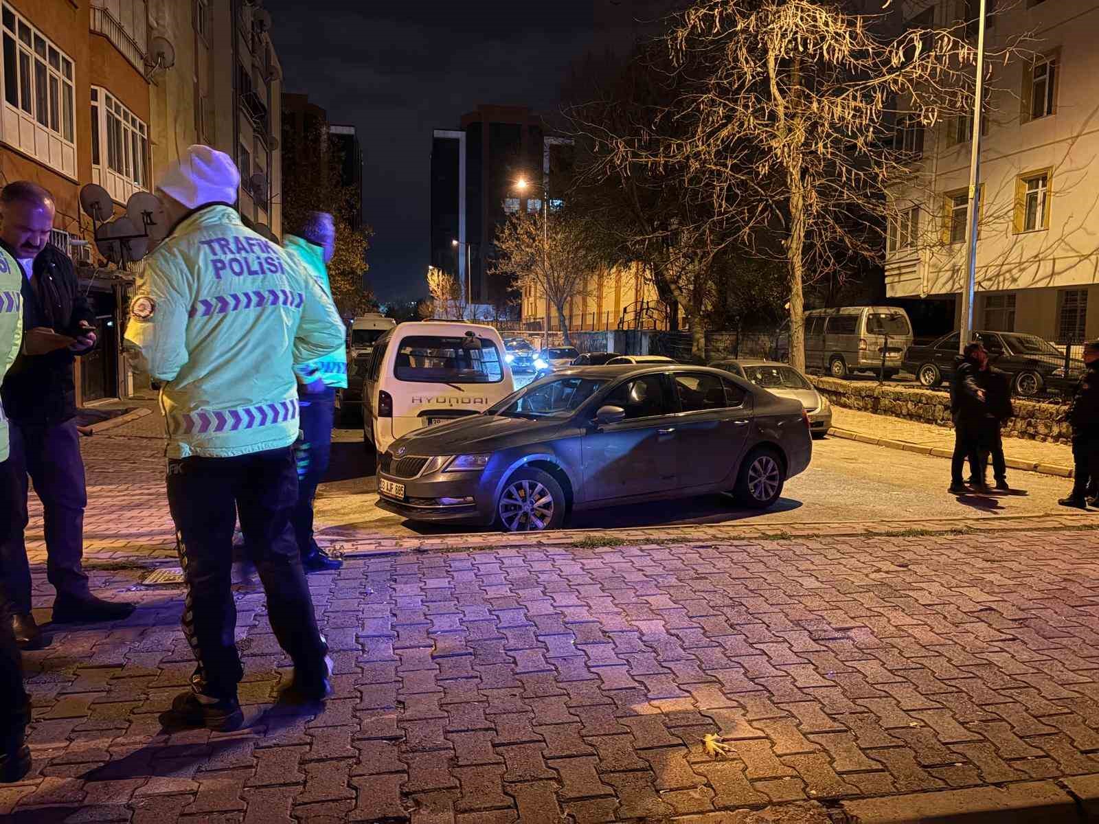 Uygulamadan polise çarpıp kaçtı, şüphelinin aracı 1 kilometre uzaklıkta park halinde bulundu 9 uygulamadan polise carpip kacti suphelinin araci 1 kilometre uzaklikta park halinde bulundu 5