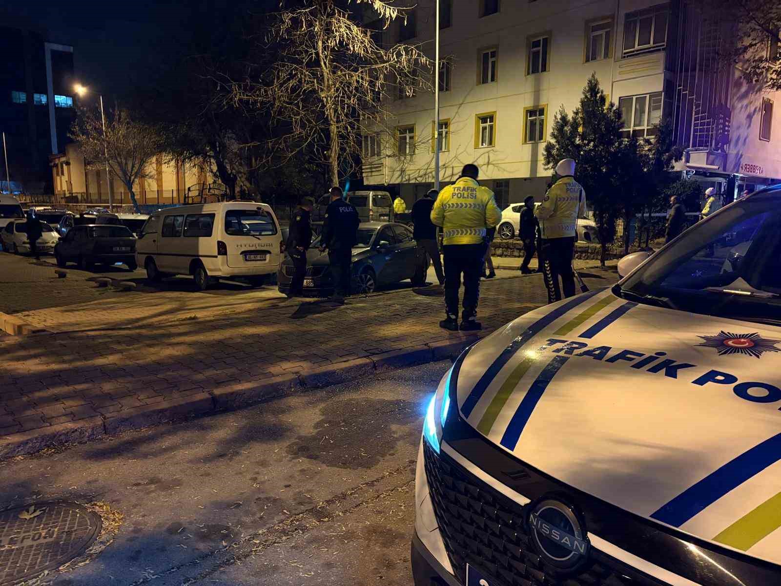 Uygulamadan polise çarpıp kaçtı, şüphelinin aracı 1 kilometre uzaklıkta park halinde bulundu 11 uygulamadan polise carpip kacti suphelinin araci 1 kilometre uzaklikta park halinde bulundu 7 e3dESFle
