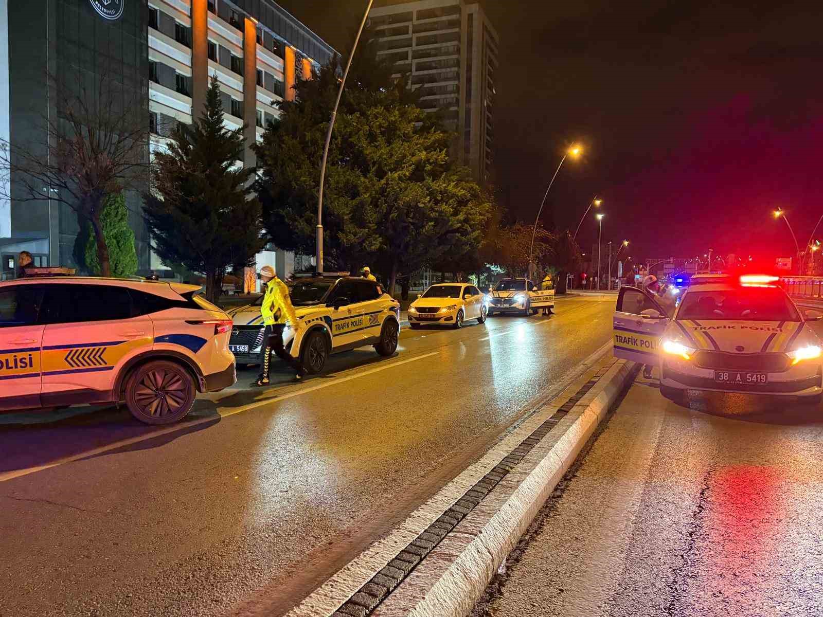 Uygulamadan polise çarpıp kaçtı, şüphelinin aracı 1 kilometre uzaklıkta park halinde bulundu 12 uygulamadan polise carpip kacti suphelinin araci 1 kilometre uzaklikta park halinde bulundu 8 qWjl3dXy