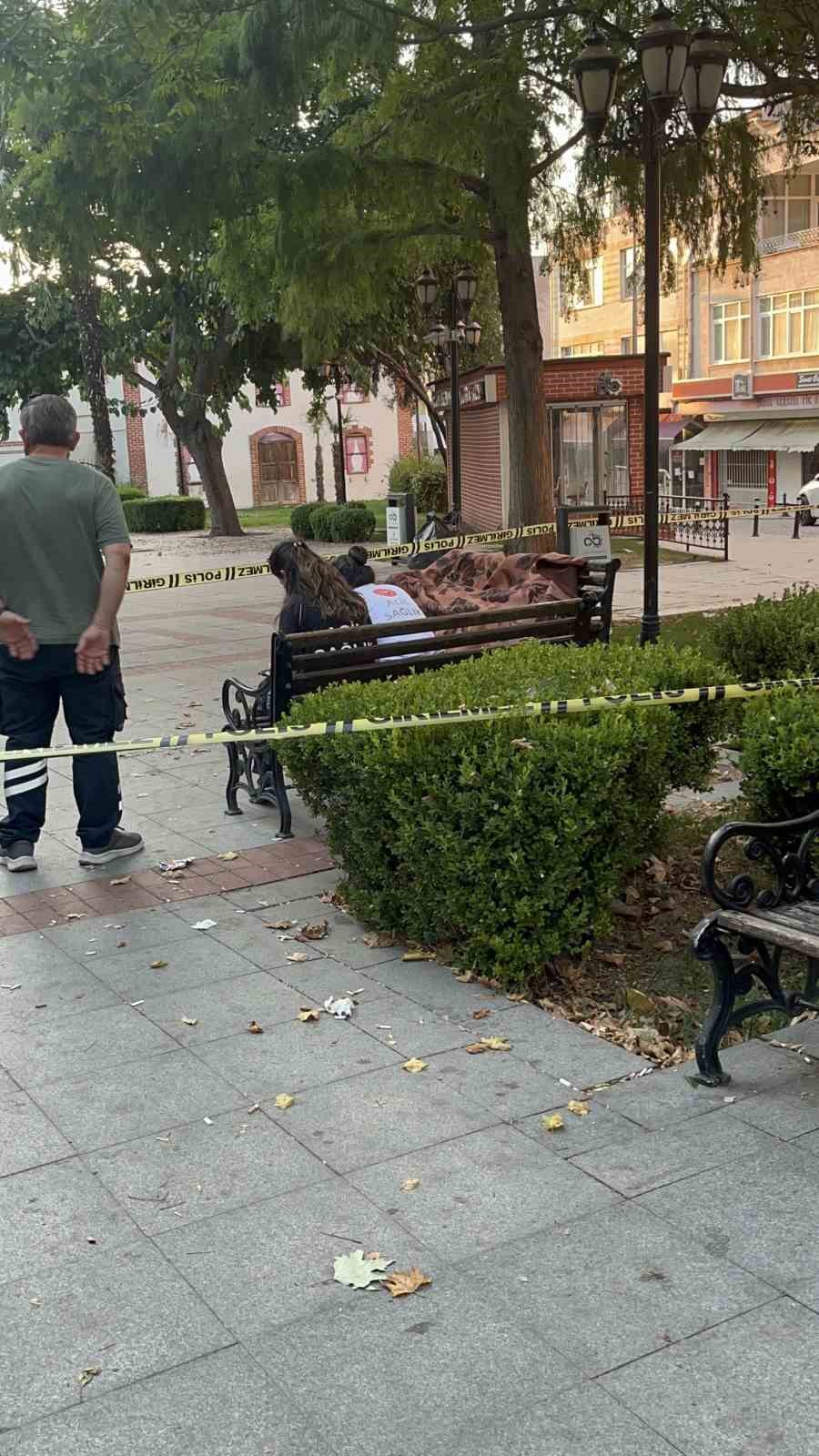 Uyuduğu bankta battaniyenin altından cansız bedeni çıktı 4 uyudugu bankta battaniyenin altindan cansiz bedeni cikti 0 S7KQlSks
