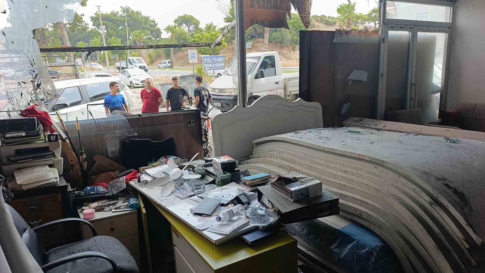 Uyurken camın patlama sesine uyandı, ihbarla iş yerini küle dönmekten kurtardı 9 uyurken camin patlama sesine uyandi ihbarla is yerini kule donmekten kurtardi 5