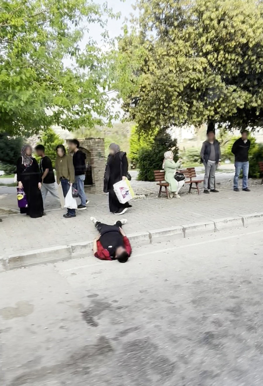 Uyuşturucu bağımlısı durak yanında uyuyakaldı 4 uyusturucu bagimlisi durak yaninda uyuyakaldi 0 n9Nj6ZhI