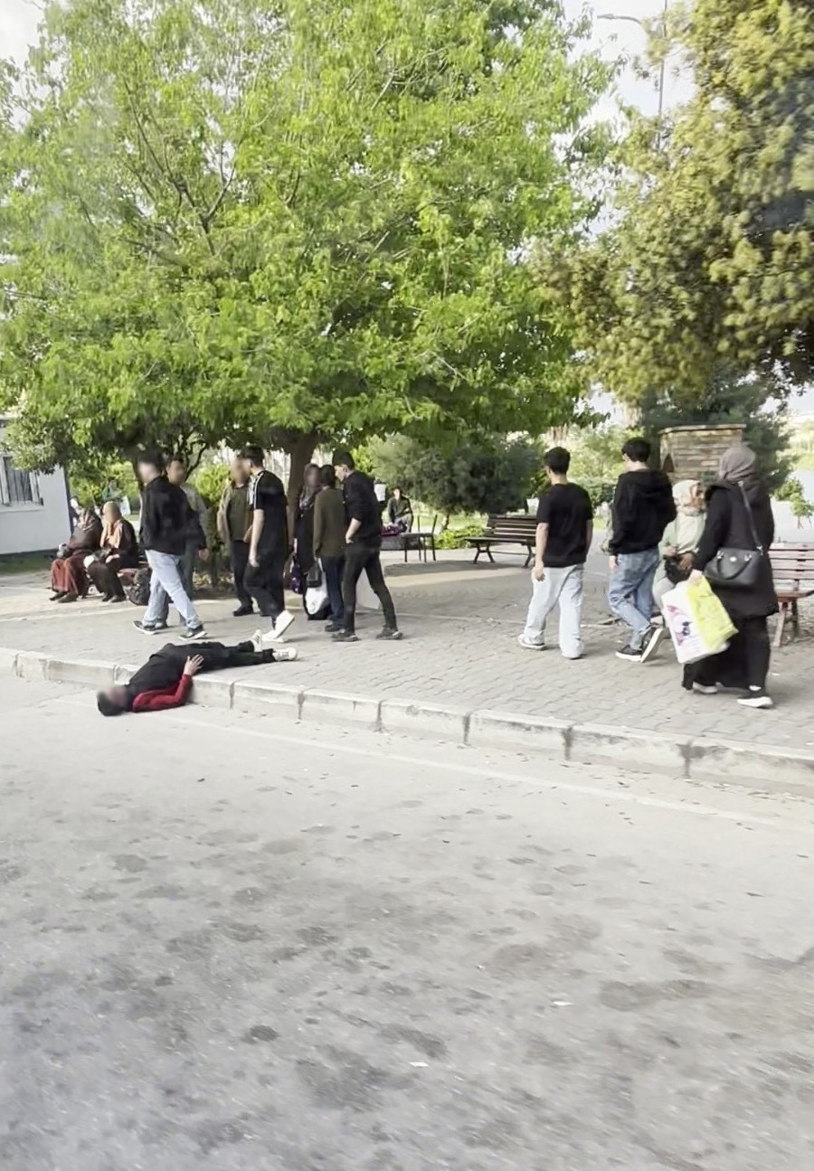 Uyuşturucu bağımlısı durak yanında uyuyakaldı 5 uyusturucu bagimlisi durak yaninda uyuyakaldi 1 mvZ1ncQ7