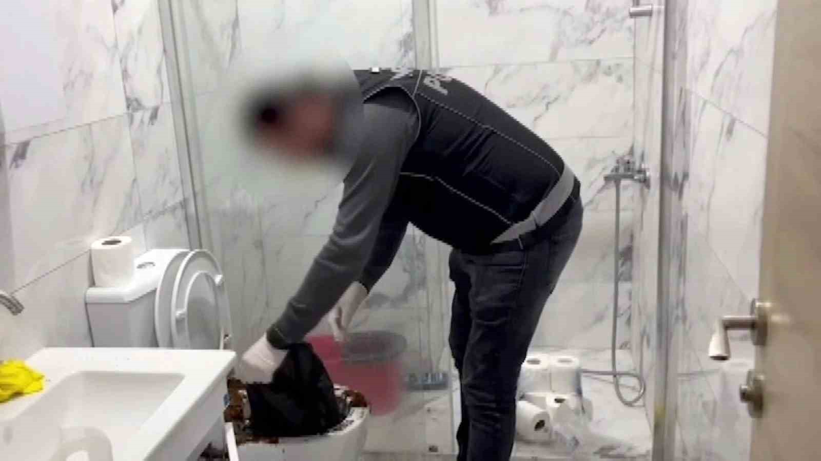 uyusturucu baskini film sahnelerini aratmadi klozete doktuler saklamaya calistilar 0 JUlyKIiW