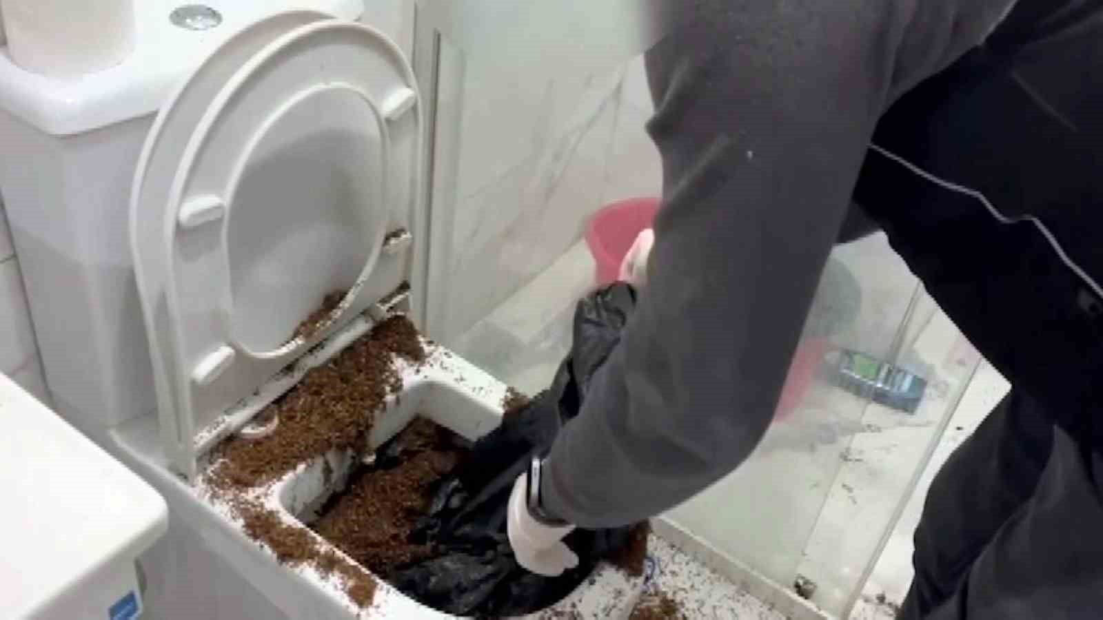 uyusturucu baskini film sahnelerini aratmadi klozete doktuler saklamaya calistilar 1 yzGP6G6F