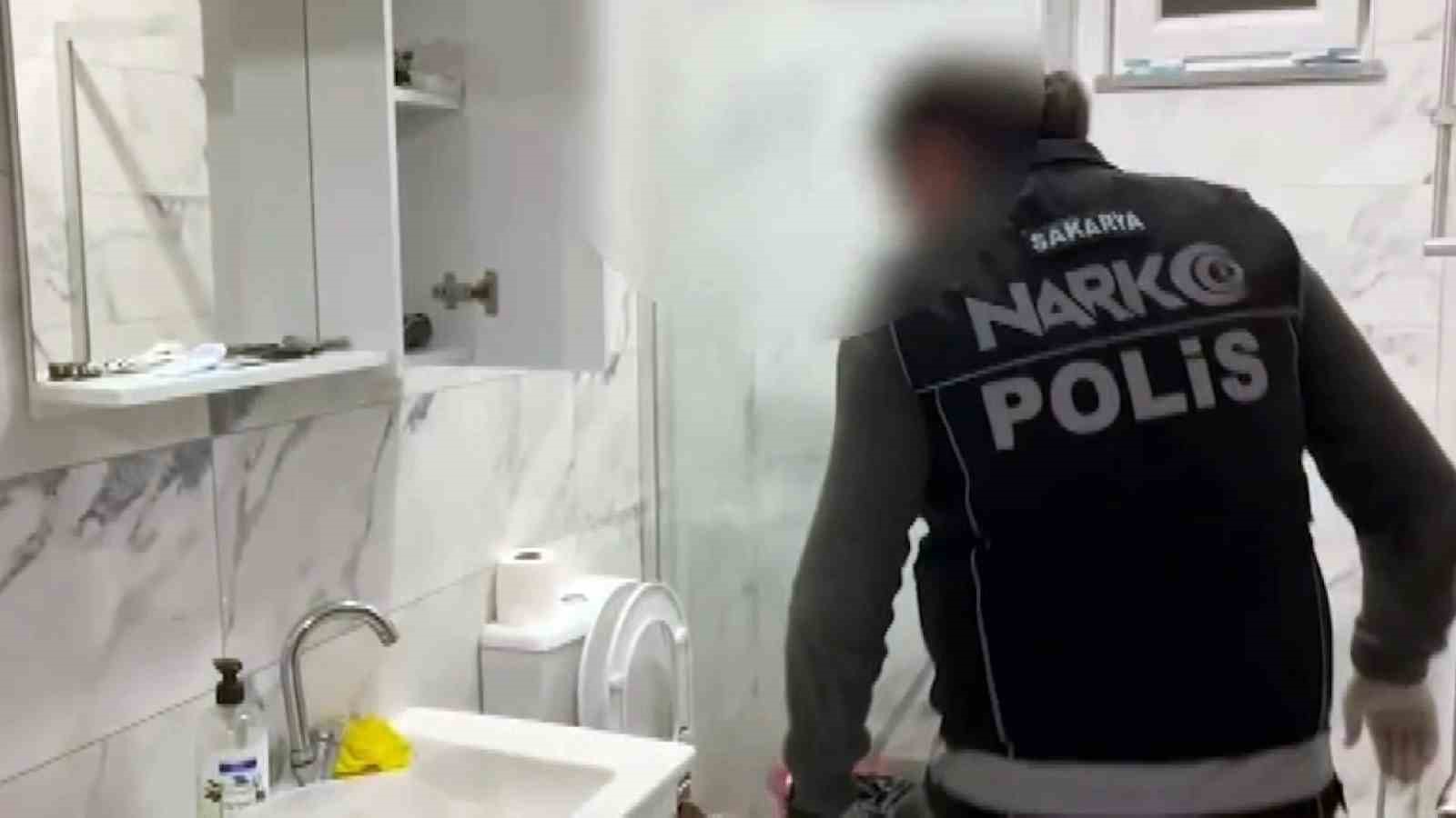 uyusturucu baskini film sahnelerini aratmadi klozete doktuler saklamaya calistilar 3 JW96CQDp