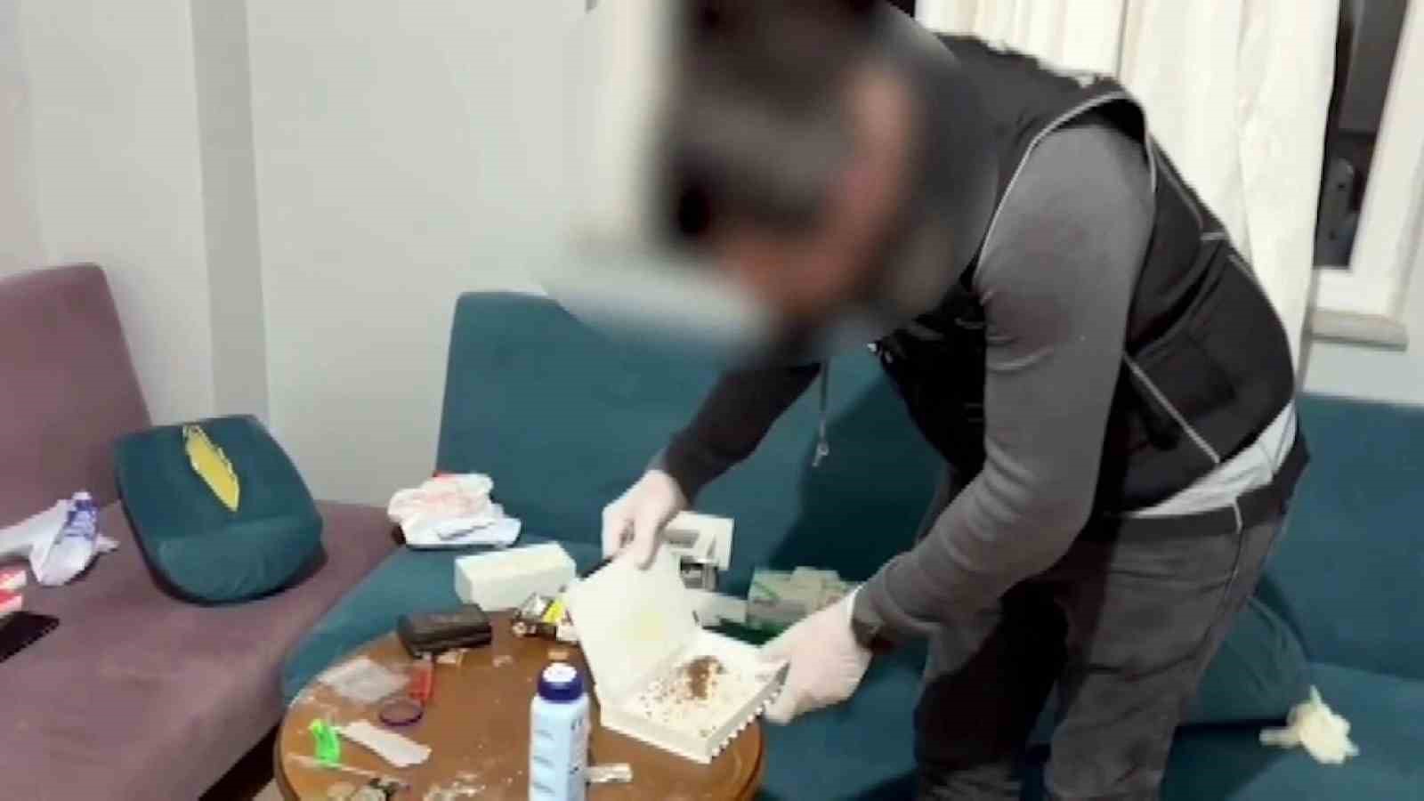 uyusturucu baskini film sahnelerini aratmadi klozete doktuler saklamaya calistilar 4 QtW1rS8B