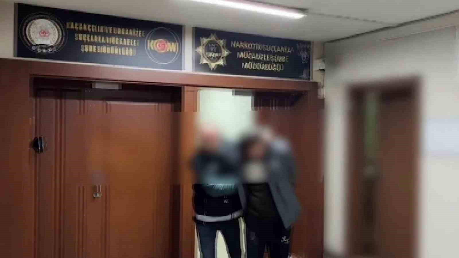 uyusturucu baskini film sahnelerini aratmadi klozete doktuler saklamaya calistilar 5 5ikvaRwM