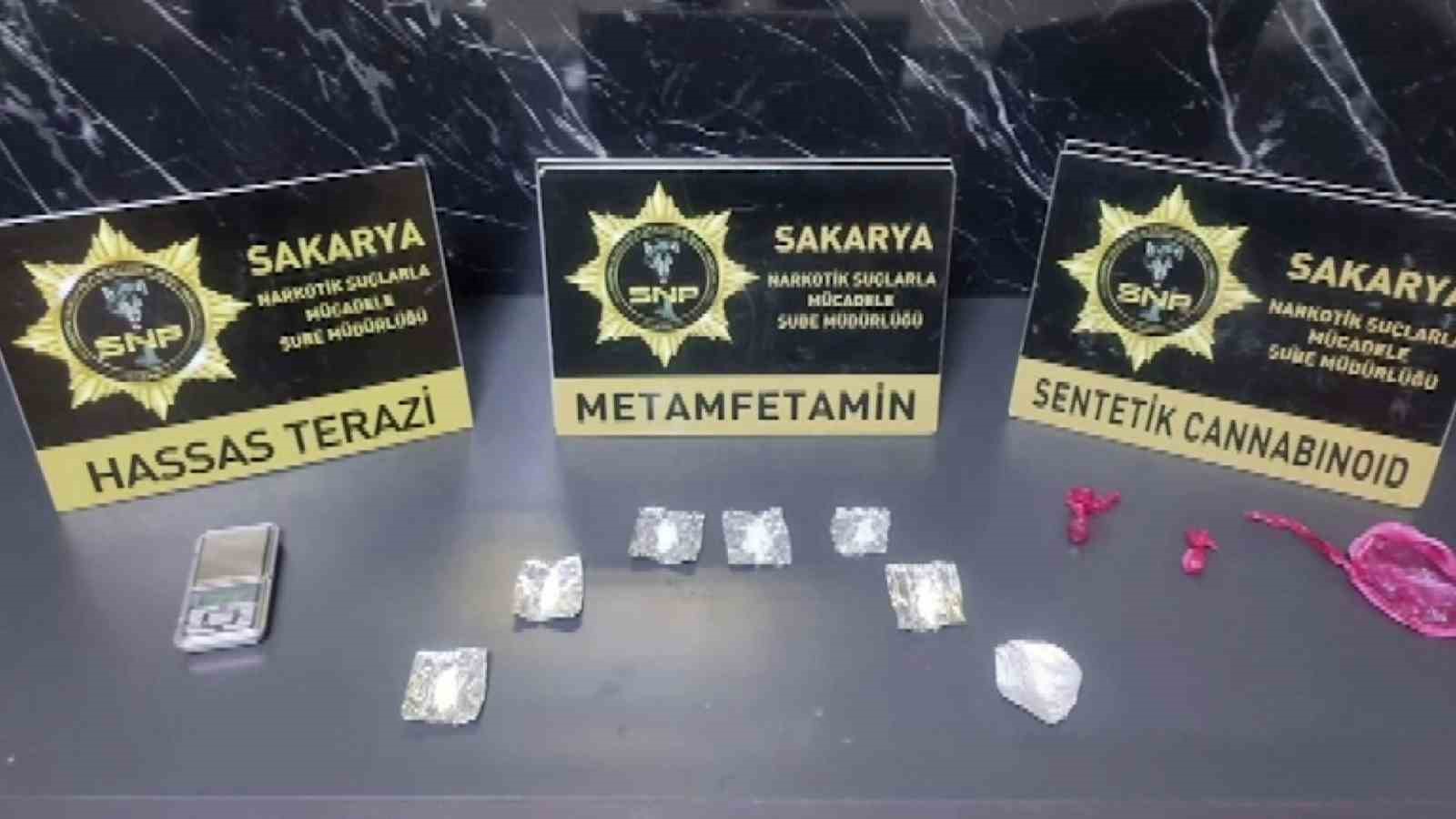 uyusturucu baskini film sahnelerini aratmadi klozete doktuler saklamaya calistilar 6 9mVHwEmC