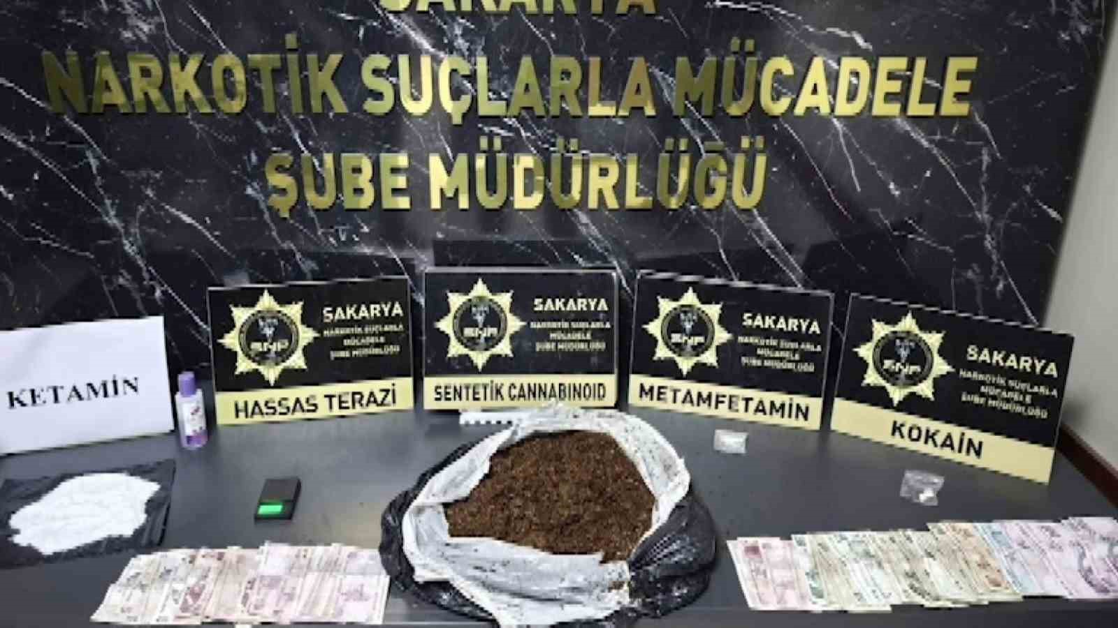 uyusturucu baskini film sahnelerini aratmadi klozete doktuler saklamaya calistilar 7 BJw4A893