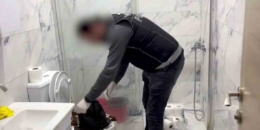 uyusturucu-baskini-film-sahnelerini-aratmadi-klozete-doktuler-saklamaya-calistilar-y6MKEEjm.jpg