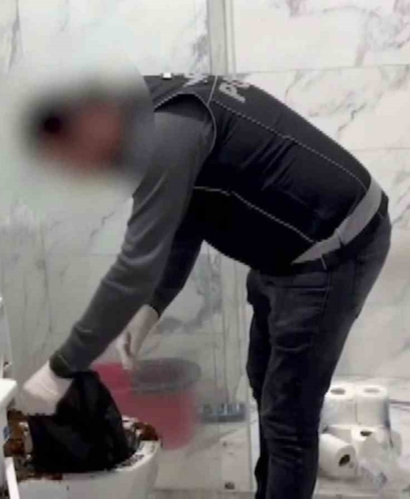 uyusturucu-baskini-film-sahnelerini-aratmadi-klozete-doktuler-saklamaya-calistilar-y6MKEEjm.jpg