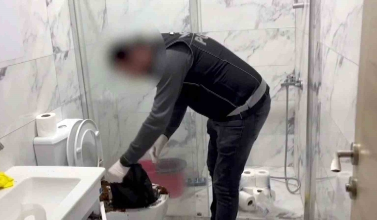 uyusturucu-baskini-film-sahnelerini-aratmadi-klozete-doktuler-saklamaya-calistilar-y6MKEEjm.jpg