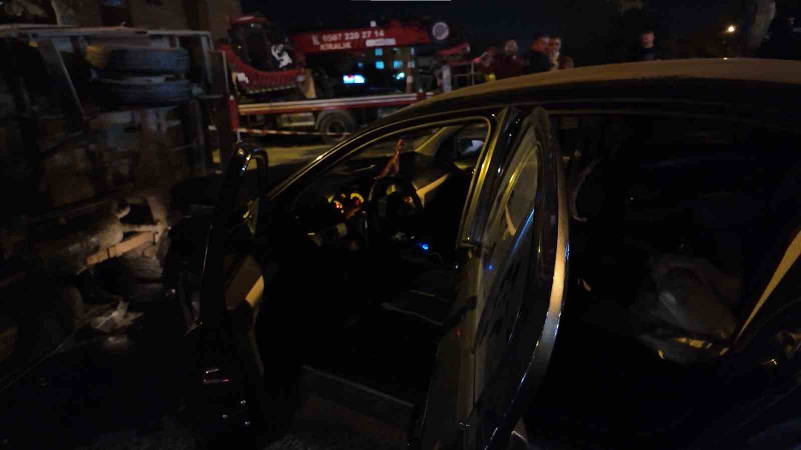 Uyuşturucu etkisindeki sürücü kaza yaptı: Araçtan yüklü miktarda uyuşturucu çıktı 5 uyusturucu etkisindeki surucu kaza yapti aractan yuklu miktarda uyusturucu cikti 1 juYtn1aJ