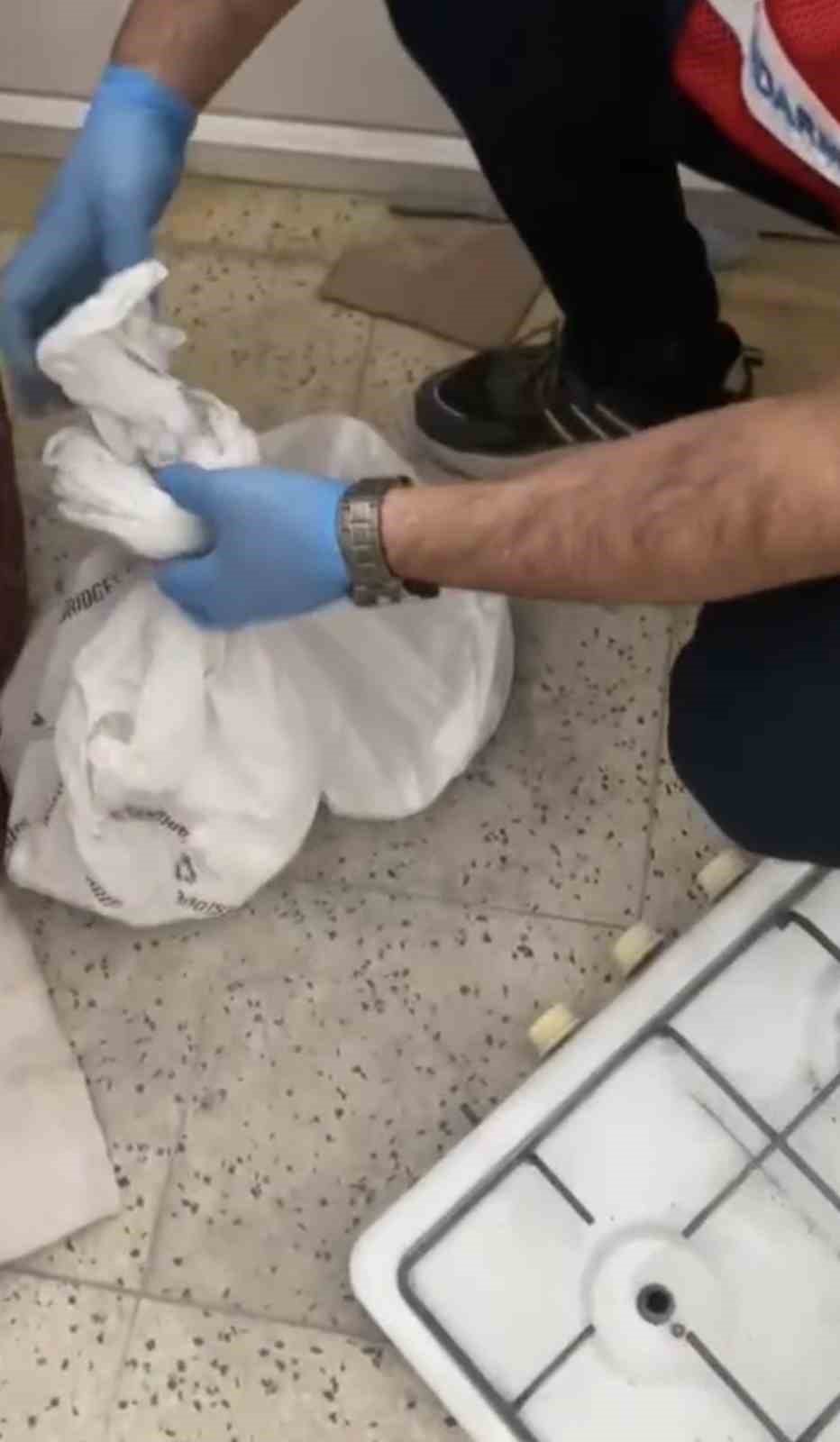 Uyuşturucu hapla ilgili gözaltına alınan şahıs tutuklandı 8 uyusturucu hapla ilgili gozaltina alinan sahis tutuklandi 4 Fa99BhiT