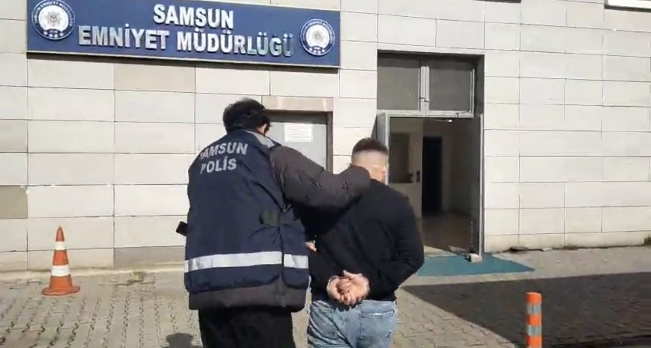 Uyuşturucu hükümlüsü firari yakalandı: 15 yıl 3 ay hapis cezası vardı 5 uyusturucu hukumlusu firari yakalandi 15 yil 3 ay hapis cezasi vardi 1 j2YUljr4
