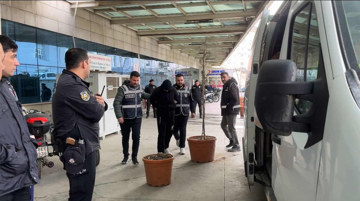 Uyuşturucu kullananların tahlillerini değiştirdikleri iddiasıyla gözaltına alınan 30 şüpheli adliyeye sevk edildi 4 uyusturucu kullananlarin tahlillerini degistirdikleri iddiasiyla gozaltina alinan 30 supheli adliyeye sevk edildi 0 Xs1L9wGZ