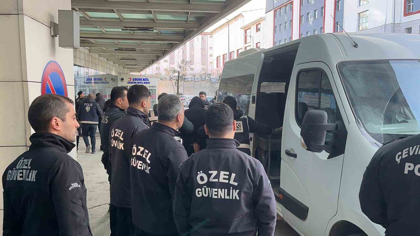 Uyuşturucu kullananların tahlillerini değiştirdikleri iddiasıyla gözaltına alınan 30 şüpheli adliyeye sevk edildi 5 uyusturucu kullananlarin tahlillerini degistirdikleri iddiasiyla gozaltina alinan 30 supheli adliyeye sevk edildi 1