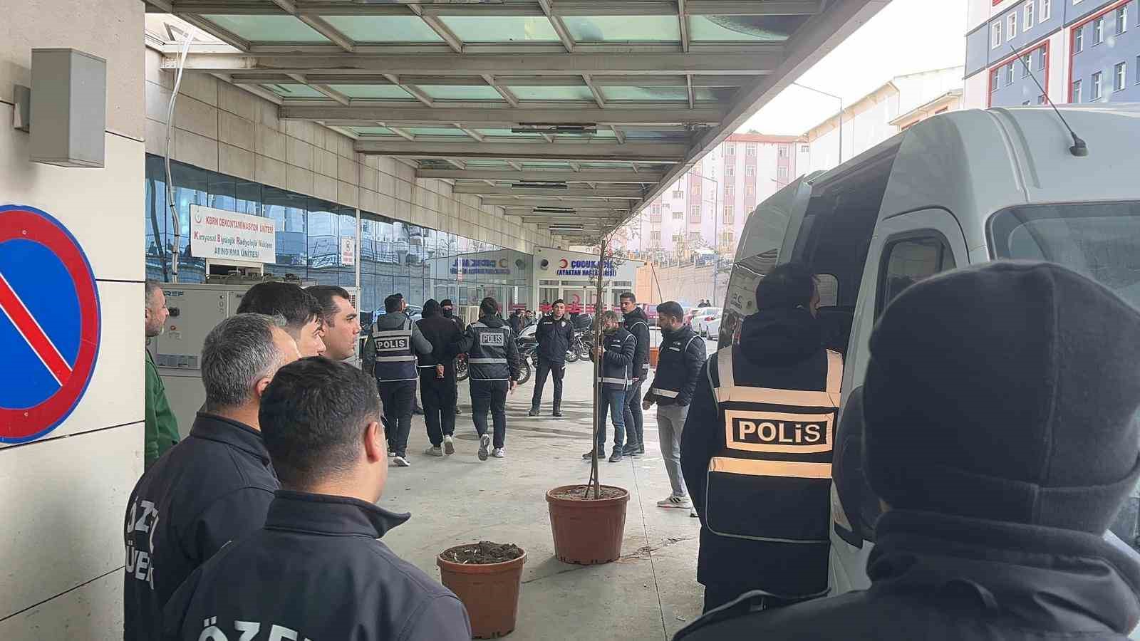 Uyuşturucu kullananların tahlillerini değiştirdikleri iddiasıyla gözaltına alınan 30 şüpheli adliyeye sevk edildi 6 uyusturucu kullananlarin tahlillerini degistirdikleri iddiasiyla gozaltina alinan 30 supheli adliyeye sevk edildi 2